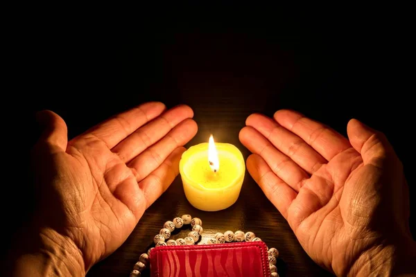 祈祷的手 伊斯兰背景 烛光下的 古兰经 烛光下的书 — 图库照片