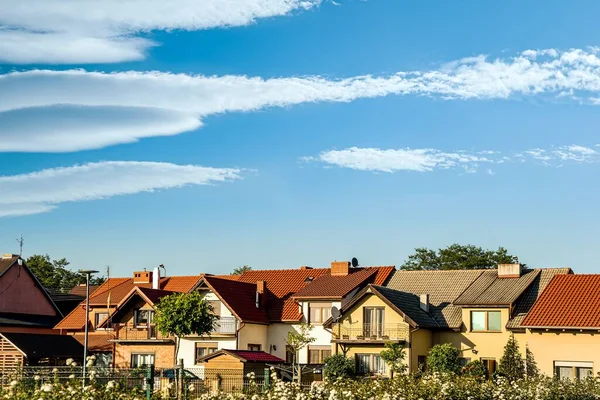 Panorama Tre Våningar Hel Del Lägenhetshus City Street Och Blå — Stockfoto