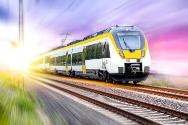Raylardaki yüksek hızlı sarı tren trafiği. Yolcuları rahat taşıyın.