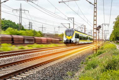 Raylardaki yüksek hızlı sarı tren trafiği. Yolcuları rahat taşıyın.