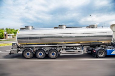 Yakıt tankerleri. Sıvı ve tehlikeli malların taşınması için depo.