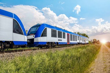 Banliyö treni, hız kazanıyor. Raylardaki yüksek hızlı tren trafiği. Yolcuları rahat taşıyın.  