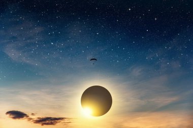 Güneş tutulması. Parlak manzara. Cennetlik vücut arka plan.