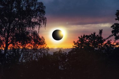 Bulutlarda Güneş 'in renkli tutulması gökyüzünde, kıyamet günbatımında