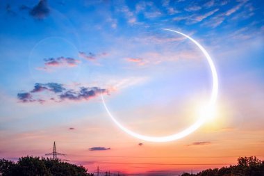 Güneş tutulması var. Atmosferin doğal manzarası. bulutlu manzara 