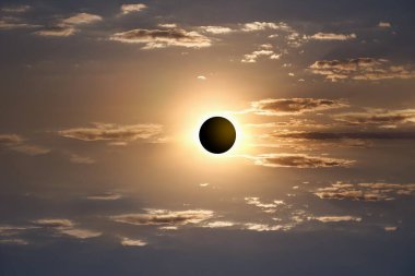 Güneş tutulması var. Atmosferin doğal manzarası. bulutlu manzara 