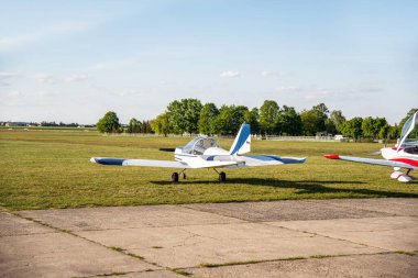 Otoparkta pervaneli küçük bir uçak. uçuş alanı ve Polonya 'daki birçok uçak 10 / 06 / 2020