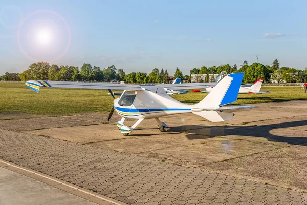 Pequena Aeronave Com Hélice Estacionamento Campo Voo Muitas Aeronaves Polónia — Fotografia de Stock