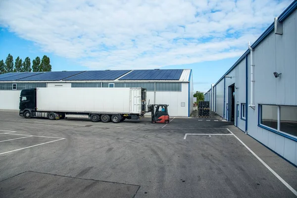 Lasta Lasten Från Lastbilen Lastare Som Kör Gaffeltruck Lager — Stockfoto