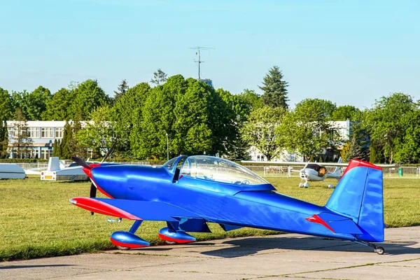 Aereo Blu Sul Campo Aviazione Pronto Volare Nel Cielo — Foto Stock