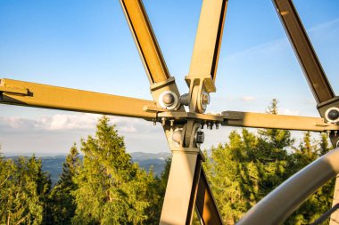 Çelik İnşaat Çerçevesi. yükseklerde çelik yapının kurulumu