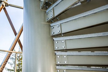 Çelik İnşaat Çerçevesi. yükseklerde çelik yapının kurulumu