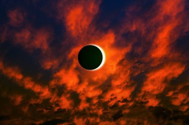 Güneş tutulması, parlak bir gökyüzünde