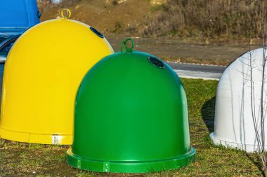 Şehrin sokak çöp konteynırları, çöp konteynerleri, belediye hizmetleri