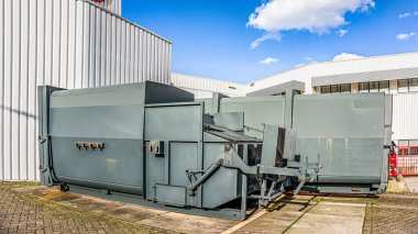 Almanya 'da geri dönüşüm ve imha. Plastiğe basmak için atık geri dönüşüm fabrikasına basın 