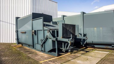 Almanya 'da geri dönüşüm ve imha. Plastiğe basmak için atık geri dönüşüm fabrikasına basın 