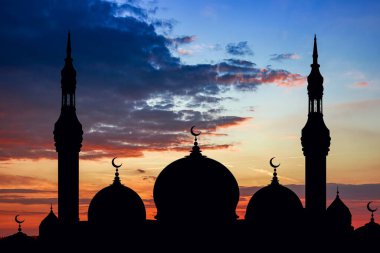 Bulutlarda genç bir ay. Gece manzarası bulutlarda gökyüzüne yükseldi. Gece manzarası gökyüzü