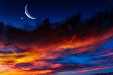 Yeni ay. Dua zamanı geldi. Cömert Ramazan. Bulutlarda gün batımı ve yeni ay. Doğanın sükuneti