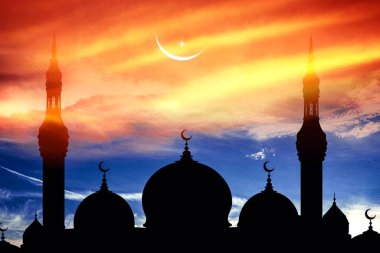 Günbatımı gökyüzünün arka planına karşı caminin silueti. Yeni ay, Arap gecesi. Ramazan arka planı