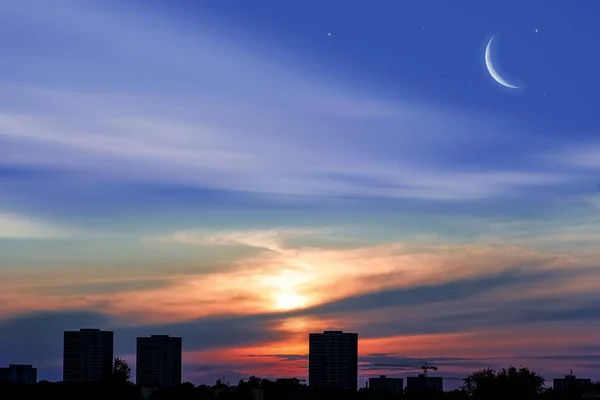 新しい月だ 祈りの時間だ 寛大なラマダーン 雲と新しい月の夕日 自然界の静けさは — ストック写真