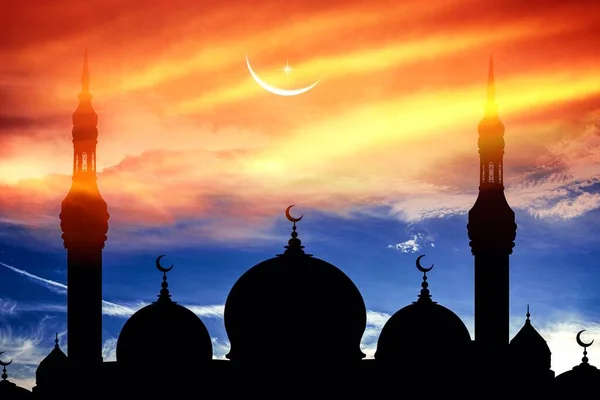 日没の空を背景にモスクのシルエット 新しい月 アラブの夜 ラマダーンの背景 — ストック写真