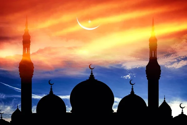 Die Silhouette Der Moschee Vor Dem Hintergrund Des Sonnenuntergangs Neumond — Stockfoto