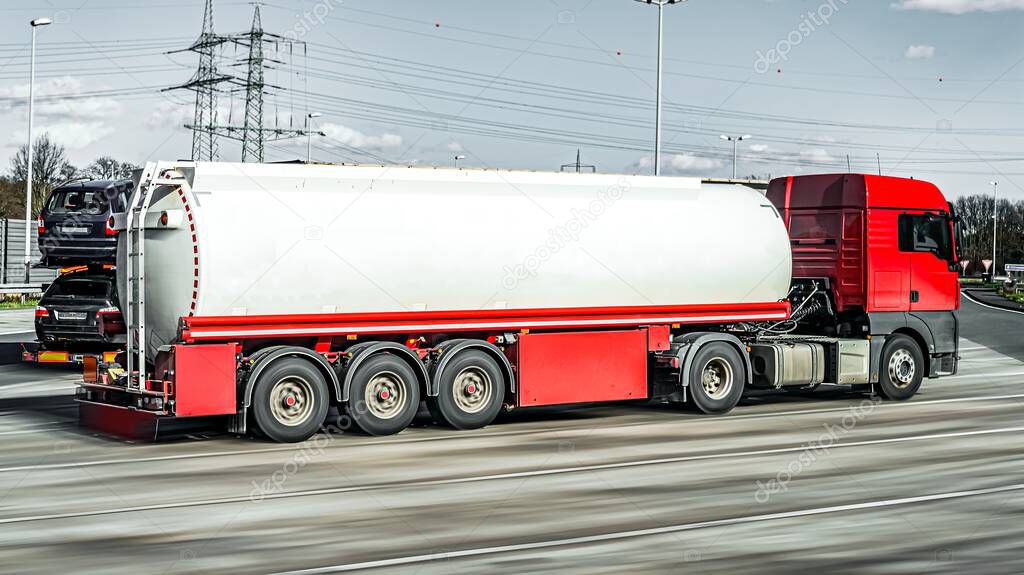 Fuel tankers . Tank for the carriage of liquid and dangerous goods