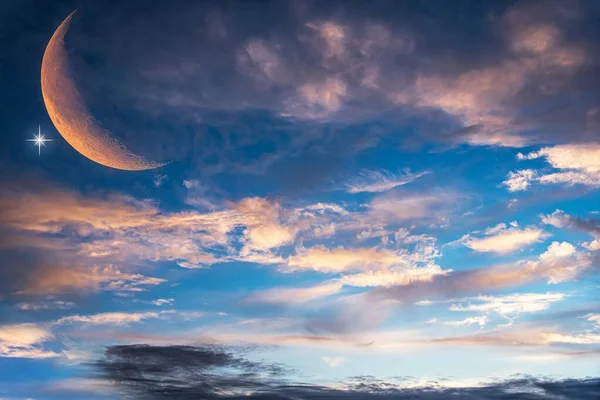 Mladý Měsíc Oblacích Pozadí Velkorysý Ramadán — Stock fotografie