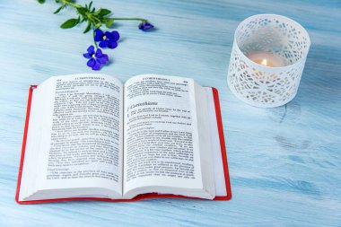 Kiev Ukrayna 05 / 21 / 2020, Yeni Ahit Mezmurları. Masanın üzerinde açık bir kitap