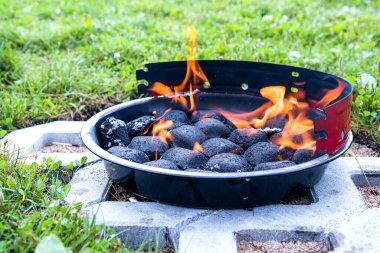 Kavurucu kömürlü, sıcak barbekü ateşi.