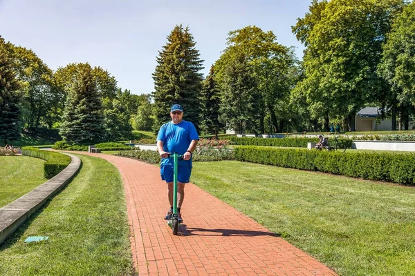 Fahrt Mit Dem Elektroroller Durch Die Stadt Sommer Aktiver Sport — Stockfoto