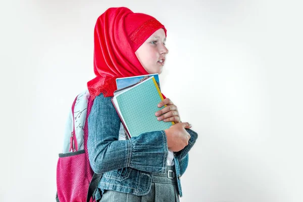 Menina Árabe Muçulmana Adolescente Criança Idade Escolar Fundo Branco — Fotografia de Stock