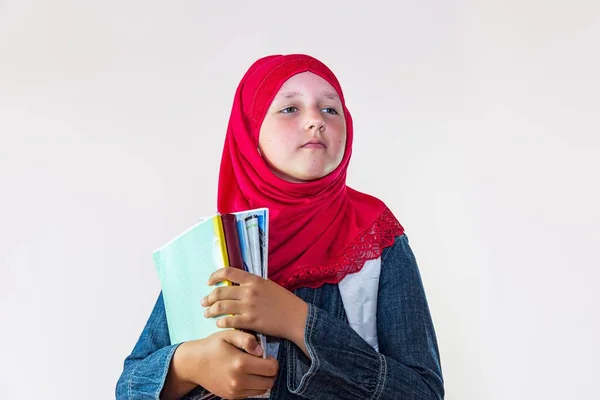 Menina Árabe Muçulmana Adolescente Criança Idade Escolar Fundo Branco — Fotografia de Stock