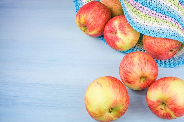 Manzanas Con Barril Rojo Sobre Mesa Sobre Una Fruta Fondo — Foto de Stock