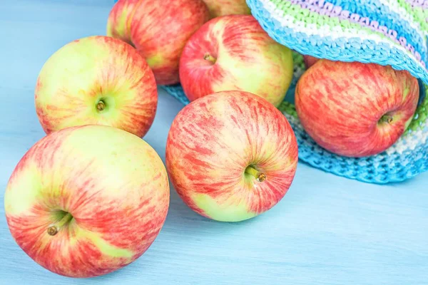 Almák Piros Hordóval Asztalon Kék Háttér Gyümölcs Ellen — Stock Fotó