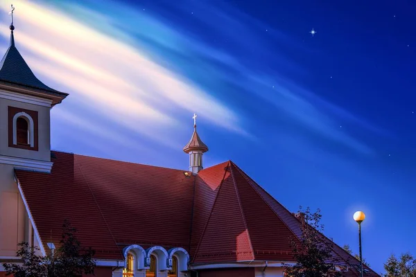 Hermosa Iglesia Contra Telón Fondo Del Cielo Casa Para Oración — Foto de Stock