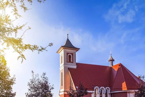 아름다운 교회가 하늘을 배경으로 있습니다 기도를 — 스톡 사진