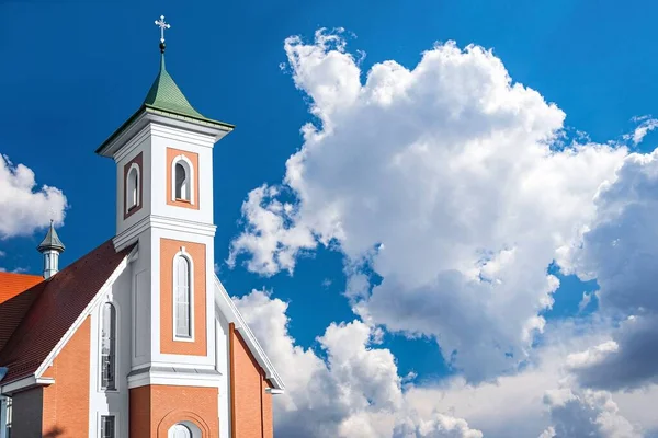 Die Kirche Hintergrund Des Blauen Himmels — Stockfoto