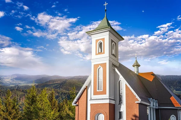 Kleine Ländliche Kirche Vor Dem Hintergrund Ruhiger Natur — Stockfoto