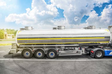Büyük bir yakıt tankeri. Otoyolda krom tankerli bir tanker var. Çalışma ziyareti