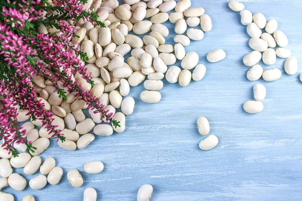 Witte Bonen Worden Verspreid Tafel Natuurlijk Voedsel — Stockfoto