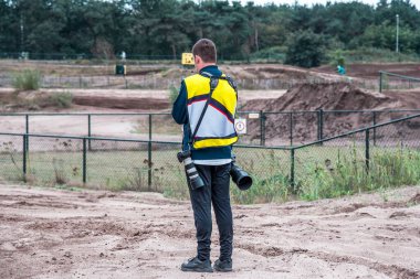 Bir adamın fotoğrafçısı işini yapar. Gençler için hobiler