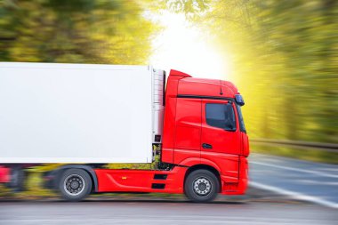 Hareket halindeki kamyonlar otoyolda bulanıklaştı. Ulaşım. Yoldaki kamyon, Avrupa 'ya mal teslimatı.