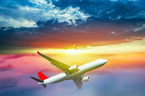 하늘에 비행기 승객용 비행기 — 스톡 사진