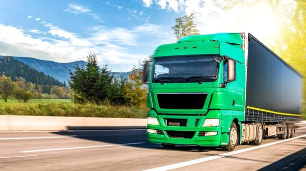 Camião Verde Nas Estradas Europa Logística Transporte — Fotografia de Stock