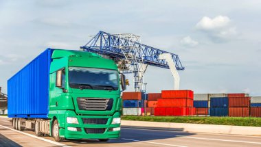 Limana giden nakliye konteynırı. Lojistik ve ulaşım