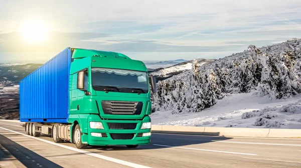 Caminhão Estrada Inverno Logística Transporte Caminhão Meio Paisagem Neve Nas — Fotografia de Stock