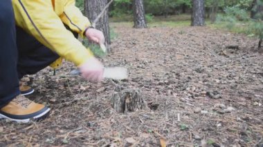Yürüyüşçü odun kesiyor. . 