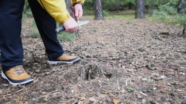 Yürüyüşçü odun kesiyor. . 