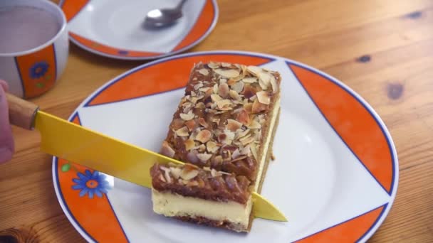 Kroję Tort Nożem Kuchennym Koncepcja Odpoczynku Śniadanie Bliska — Wideo stockowe